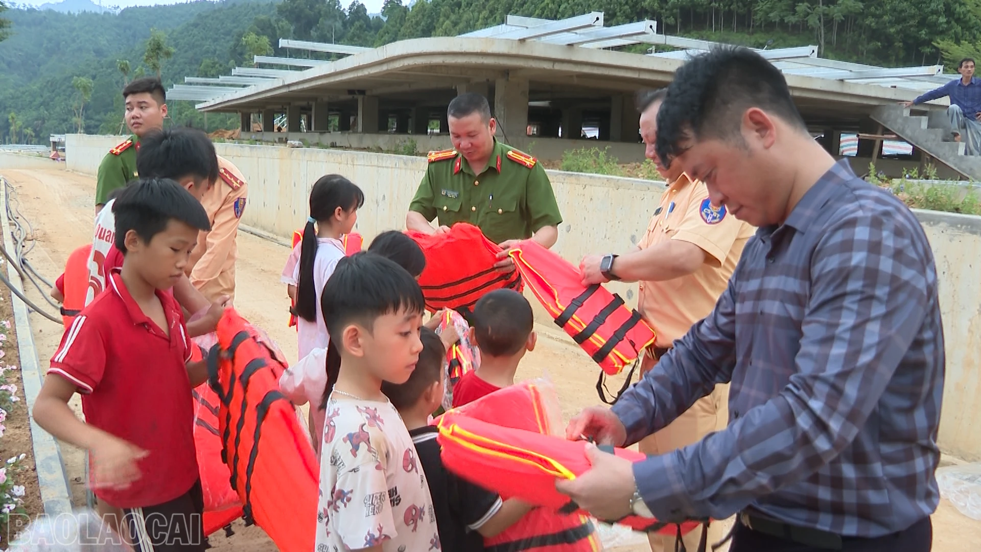 baolaocai-bl_anh-22-trao-tang-ao-phao-cho-cac-em-hoc-sinh-khu-vu-long-ho-thuy-dien-vinh-ha-dia-phan-xa-thuong-ha.png