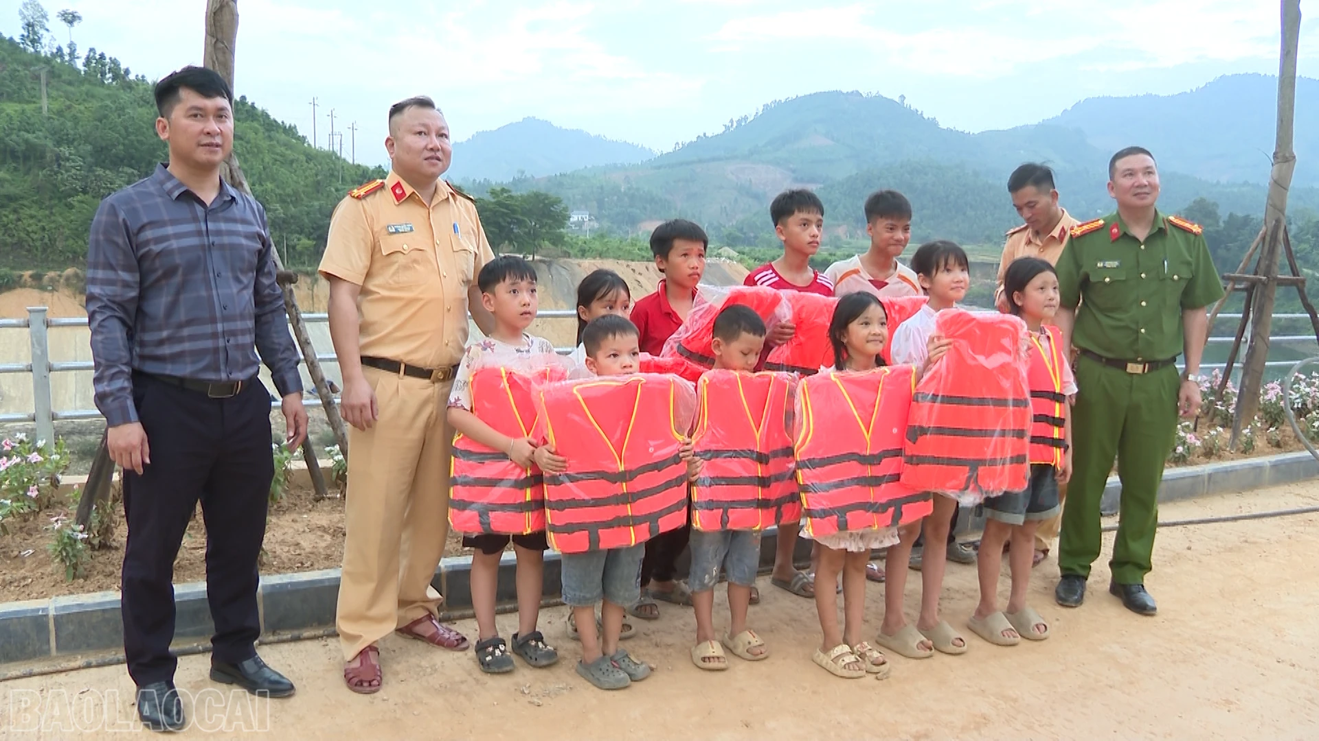 baolaocai-bl_anh-21-trao-tang-ao-phao-cho-cac-em-hoc-sinh-khu-vu-long-ho-thuy-dien-vinh-ha-dia-phan-xa-thuong-ha.png