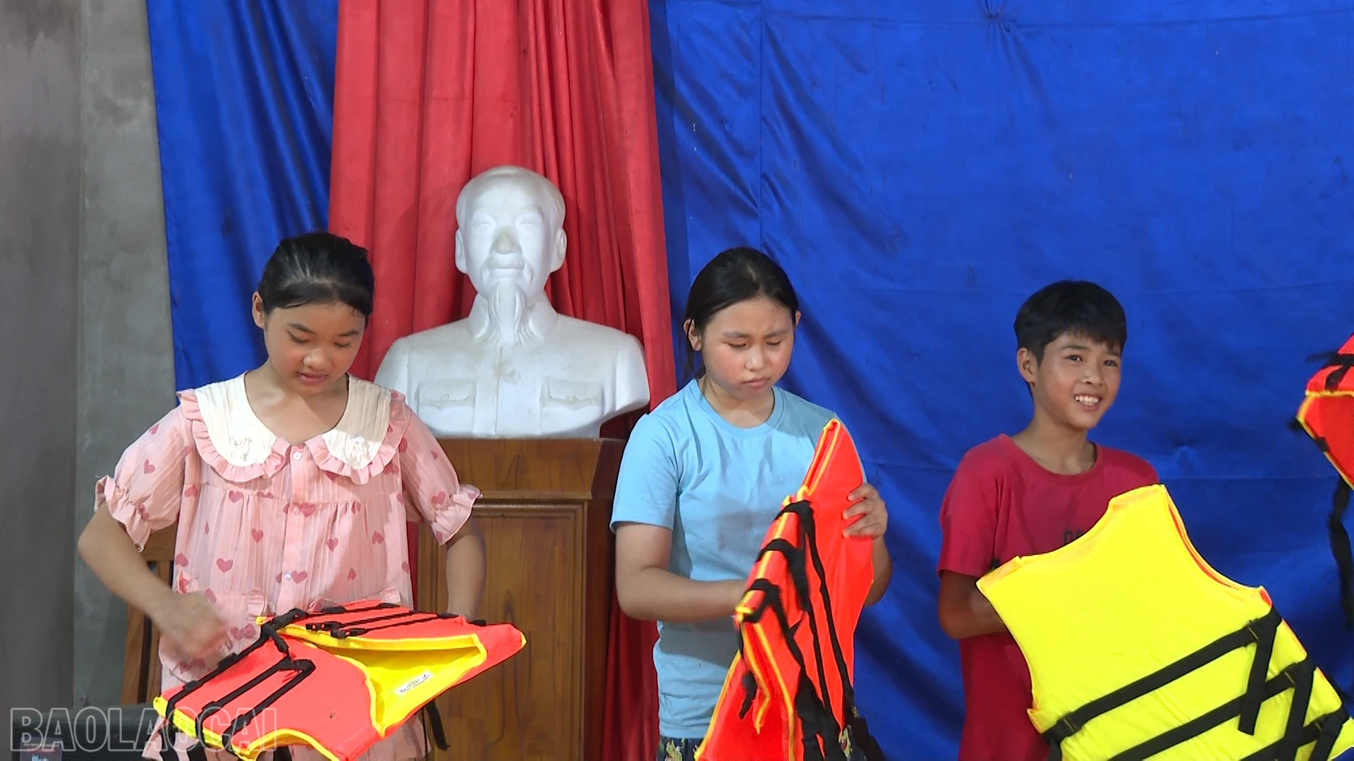 baolaocai-bl_anh-14-trao-tang-ao-phao-cho-cac-em-khu-vuc-ven-long-ho-thuy-dien-vinh-ha-xa-xuan-hoa.png