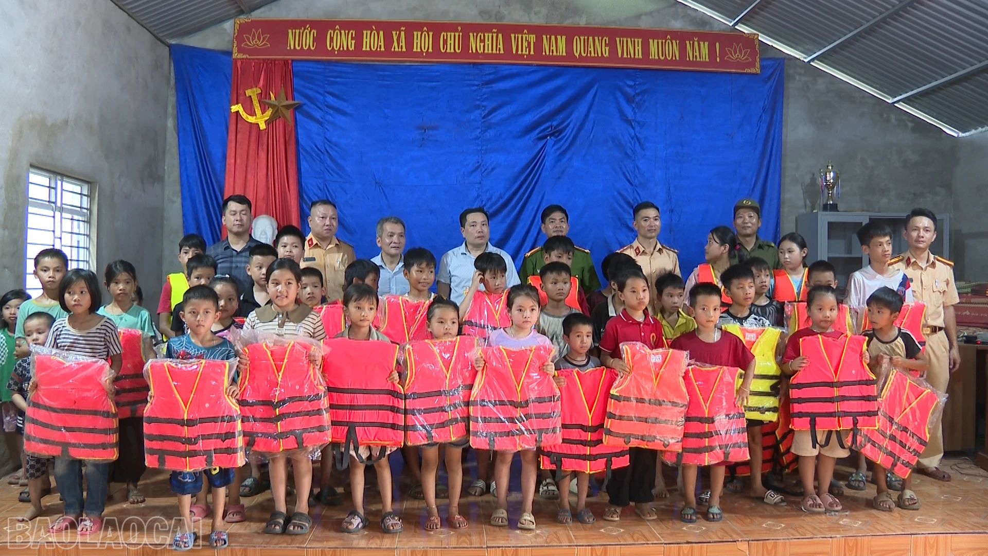 baolaocai-bl_anh-17-trao-tang-ao-phao-cho-cac-em-khu-vuc-ven-long-ho-thuy-dien-vinh-ha-xa-xuan-hoa.png