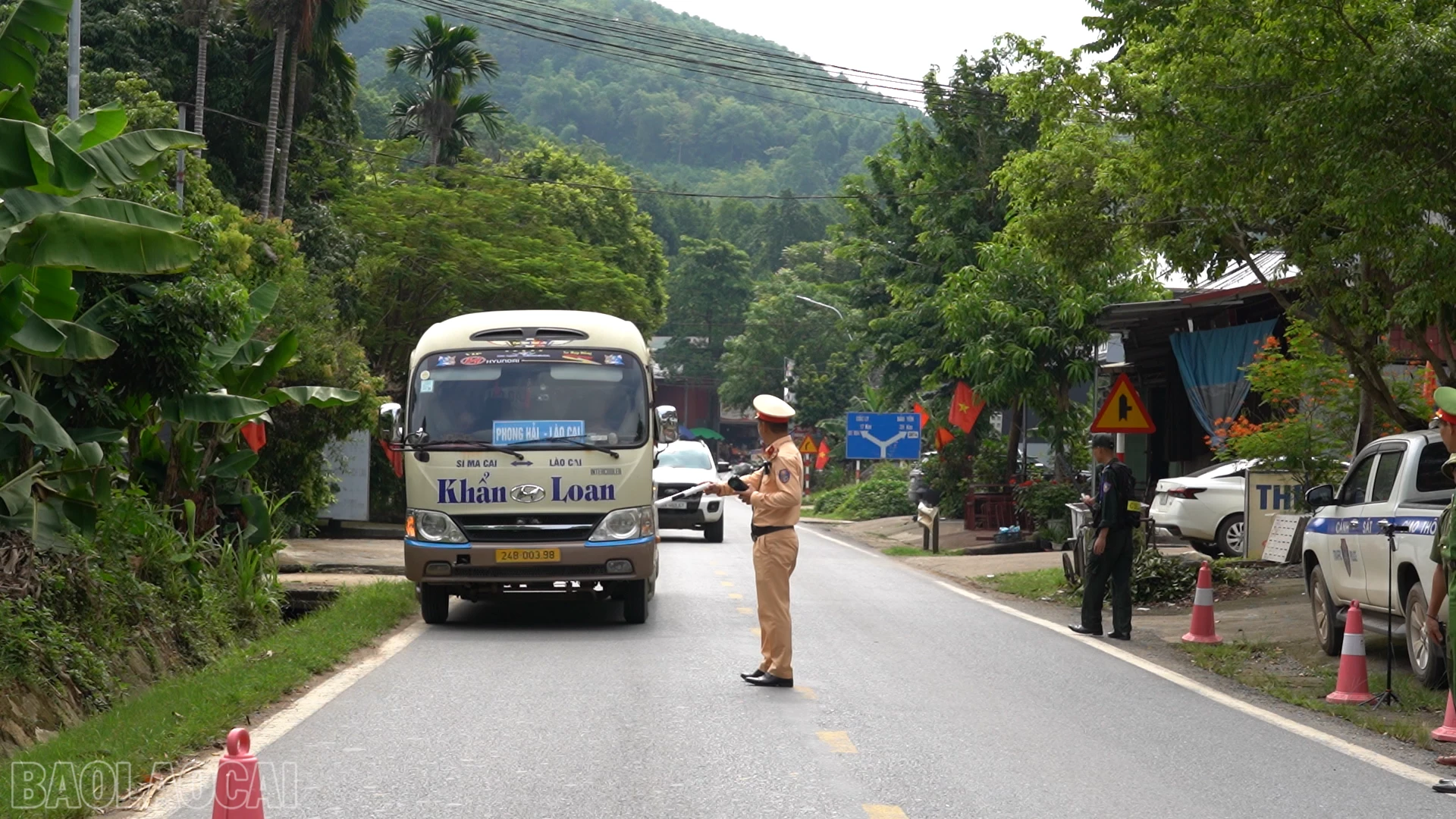 baolaocai-bl_anh-5-tuan-tra-giao-thong-tren-quoc-lo-70-chu-de-xe-khach.png
