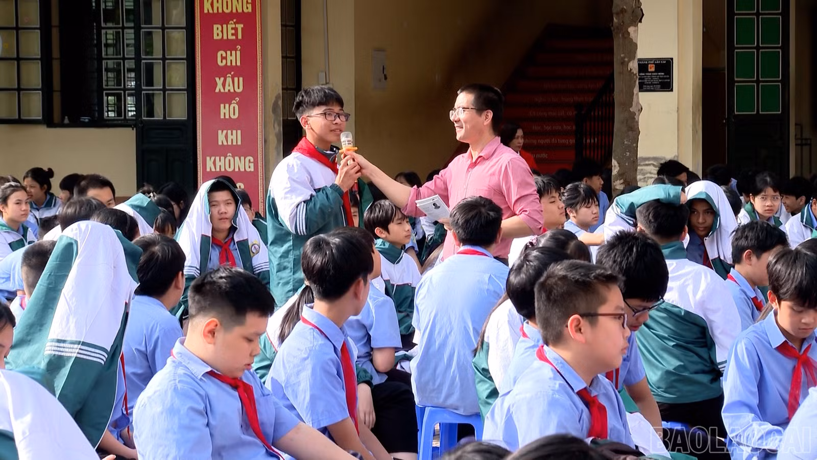 baolaocai-br_hoc-sinh-giao-luu-cung-dien-gia.jpg