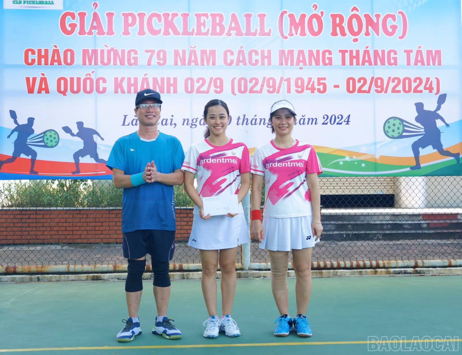 nhi nu.JPG