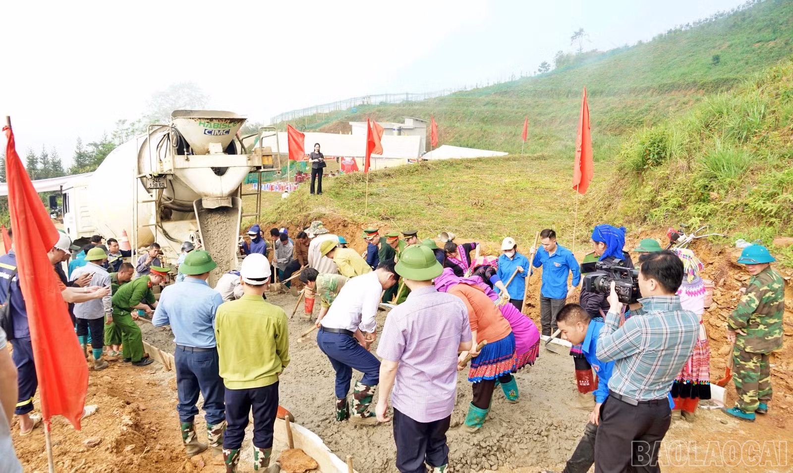 Các đại biểu, lực lượng thi công và người dân bản Ngồ Thượng tham gia khởi công công trình đường giao thông nông thôn.