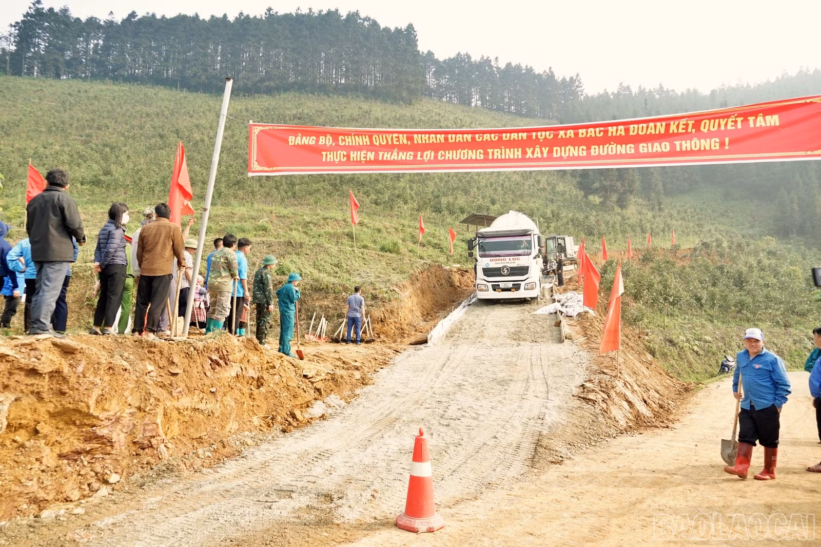 Đoạn đường thực hiện đổ bê tông sau lễ khởi công.