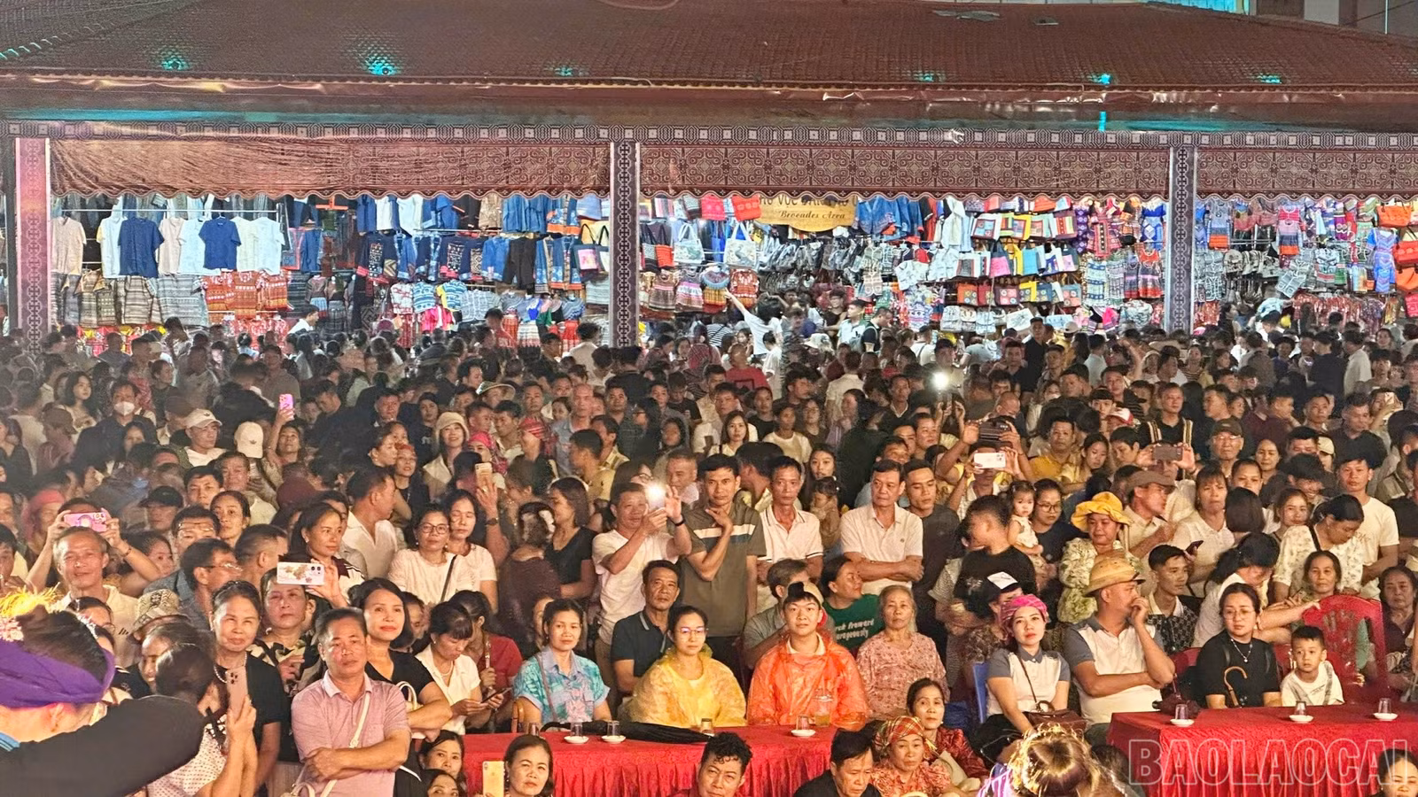 Chương trình thu hút hàng trăm người dân và du khách tới thưởng thức.