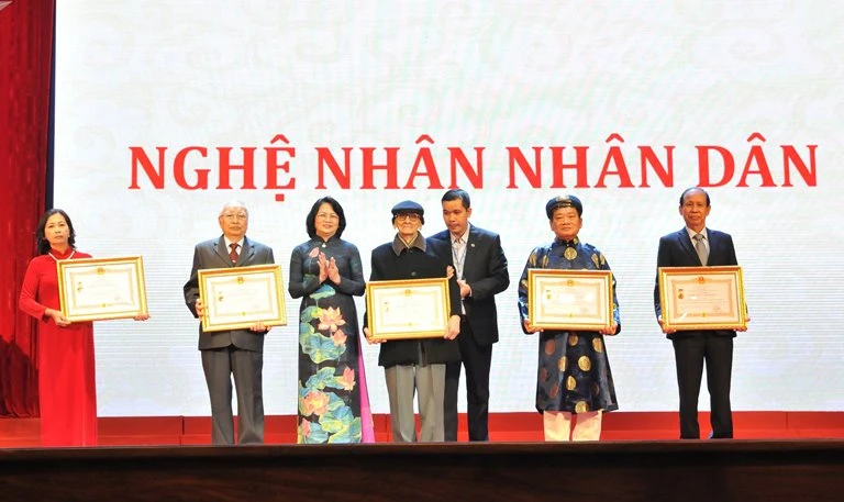 Chồng chéo trong xét tặng danh hiệu nghệ nhân ảnh 1 Chồng chéo trong xét tặng danh hiệu nghệ nhân -0