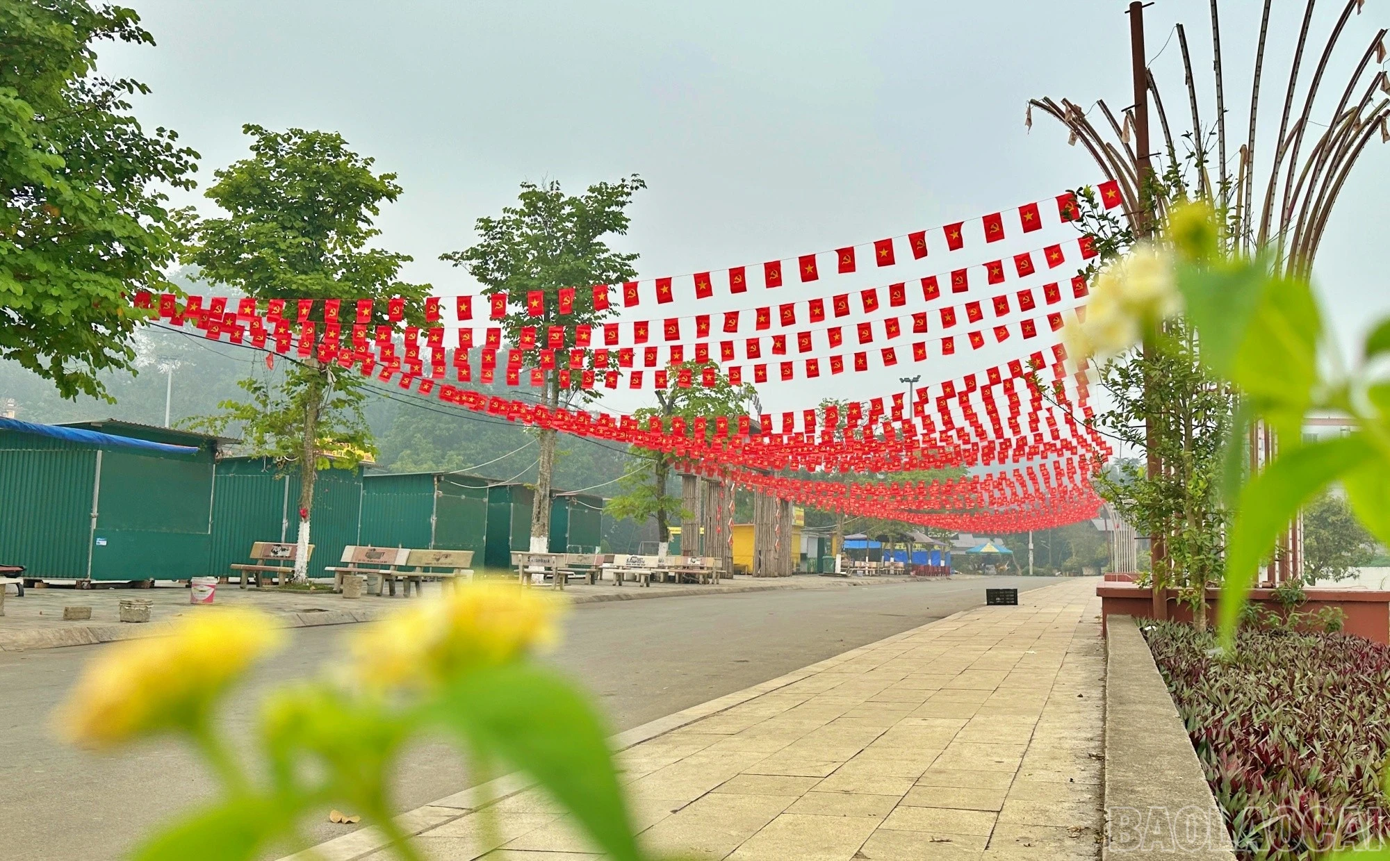 Trên các trục đường chính, cờ tổ quốc, băng rôn, khẩu hiệu được treo đồng loạt, tạo nên sắc đỏ rực rỡ chào mừng Đại hội.