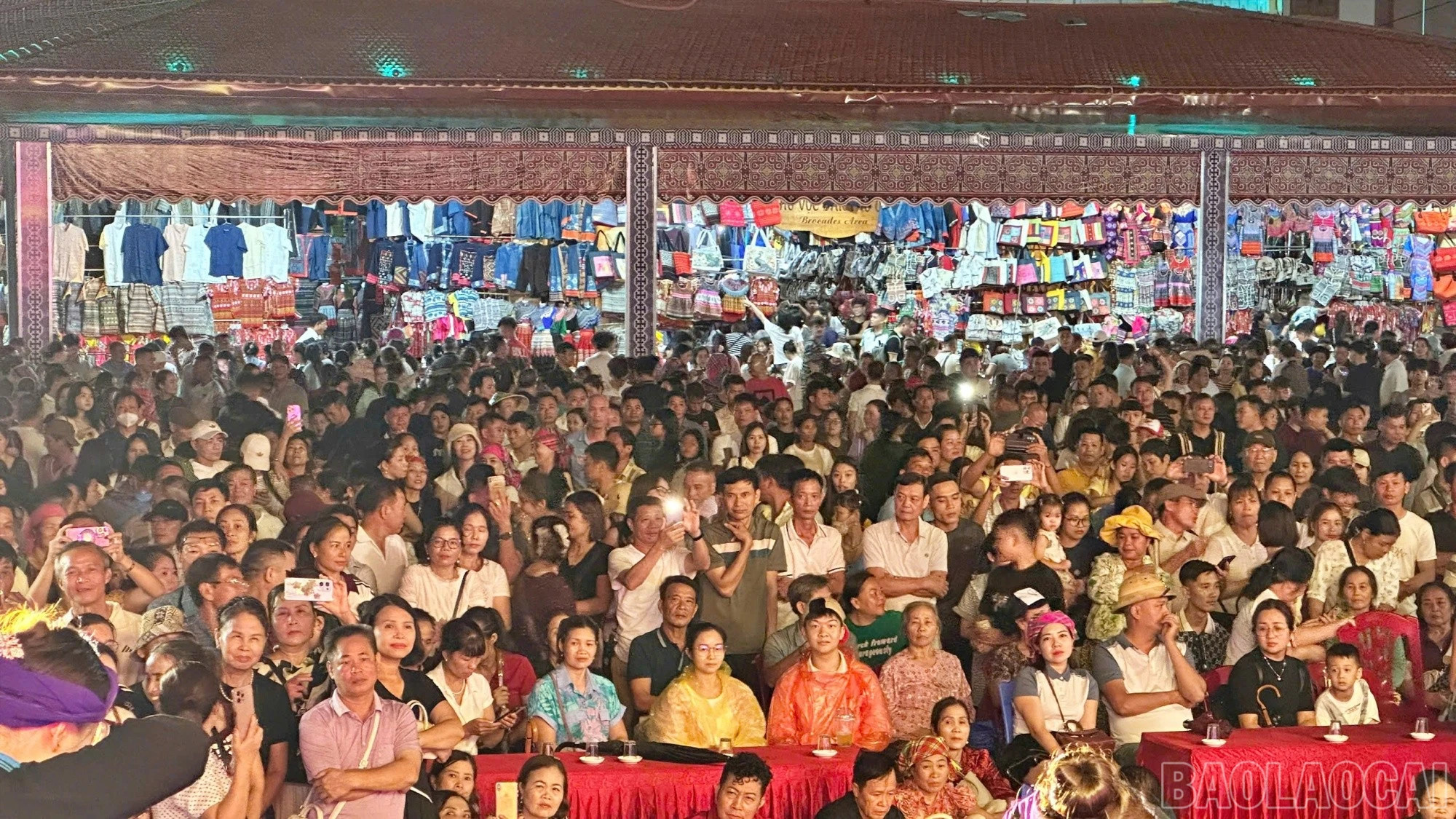 Chương trình thu hút hàng trăm người dân và du khách tới thưởng thức.