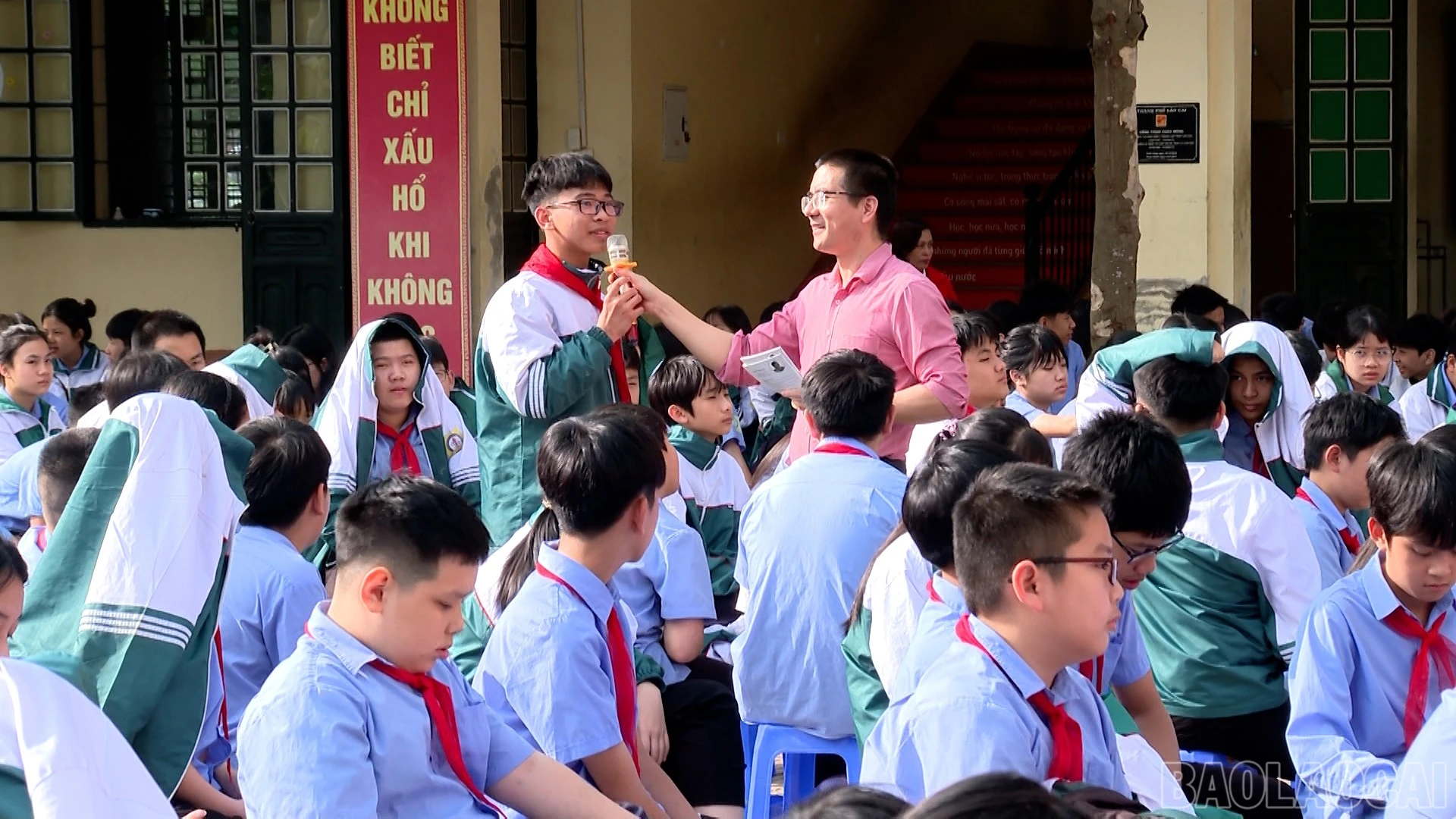 baolaocai-br_hoc-sinh-giao-luu-cung-dien-gia.jpg