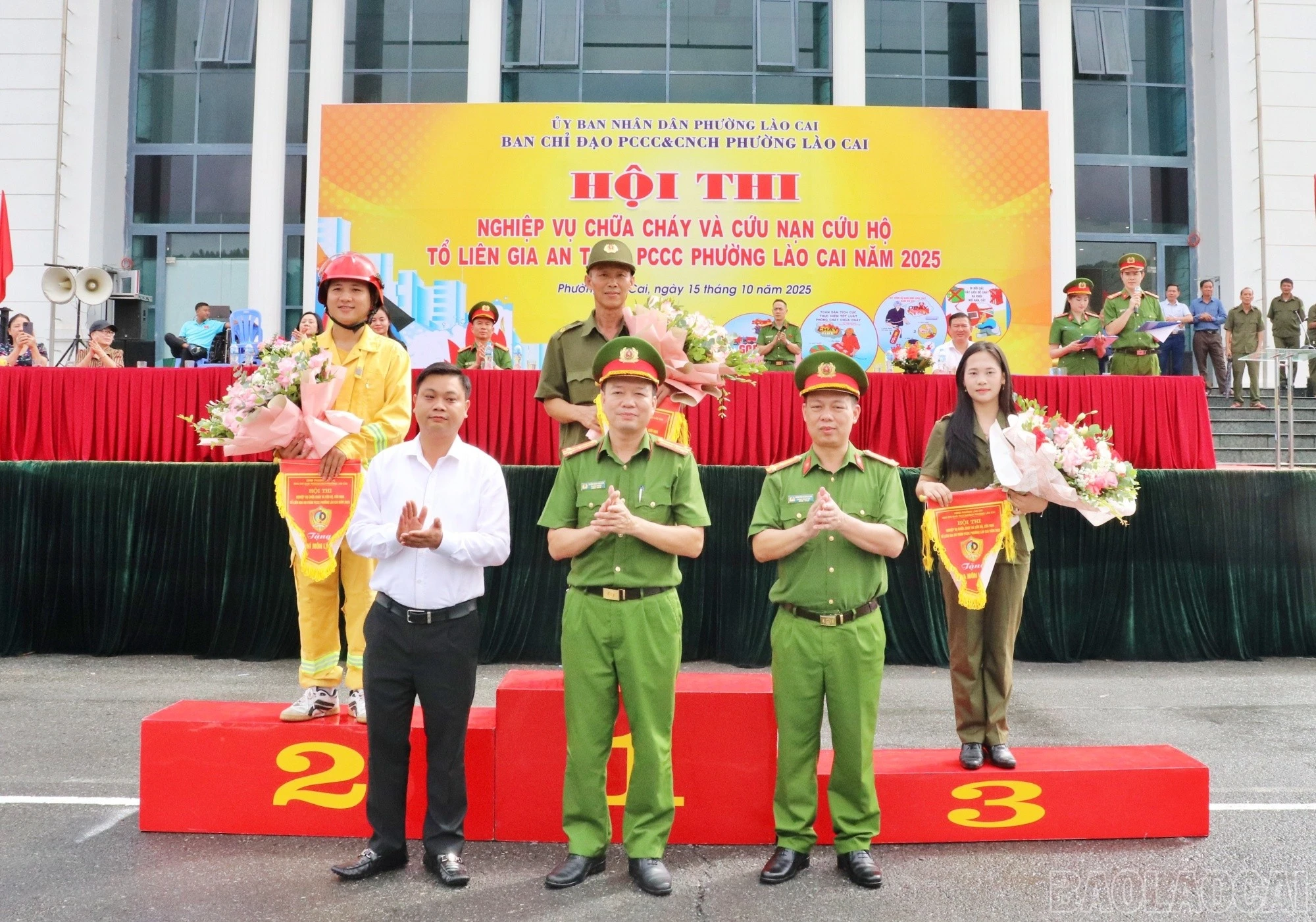 Ban Tổ chức trao giải cho các đội tham gia hội thi trao giải phần thi lý thuyết. (Ảnh: Ánh Tuyết)