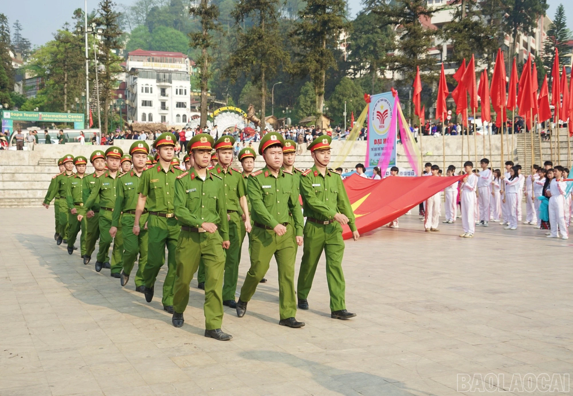 Lực lượng vũ trang diễu hành tại đại hội.