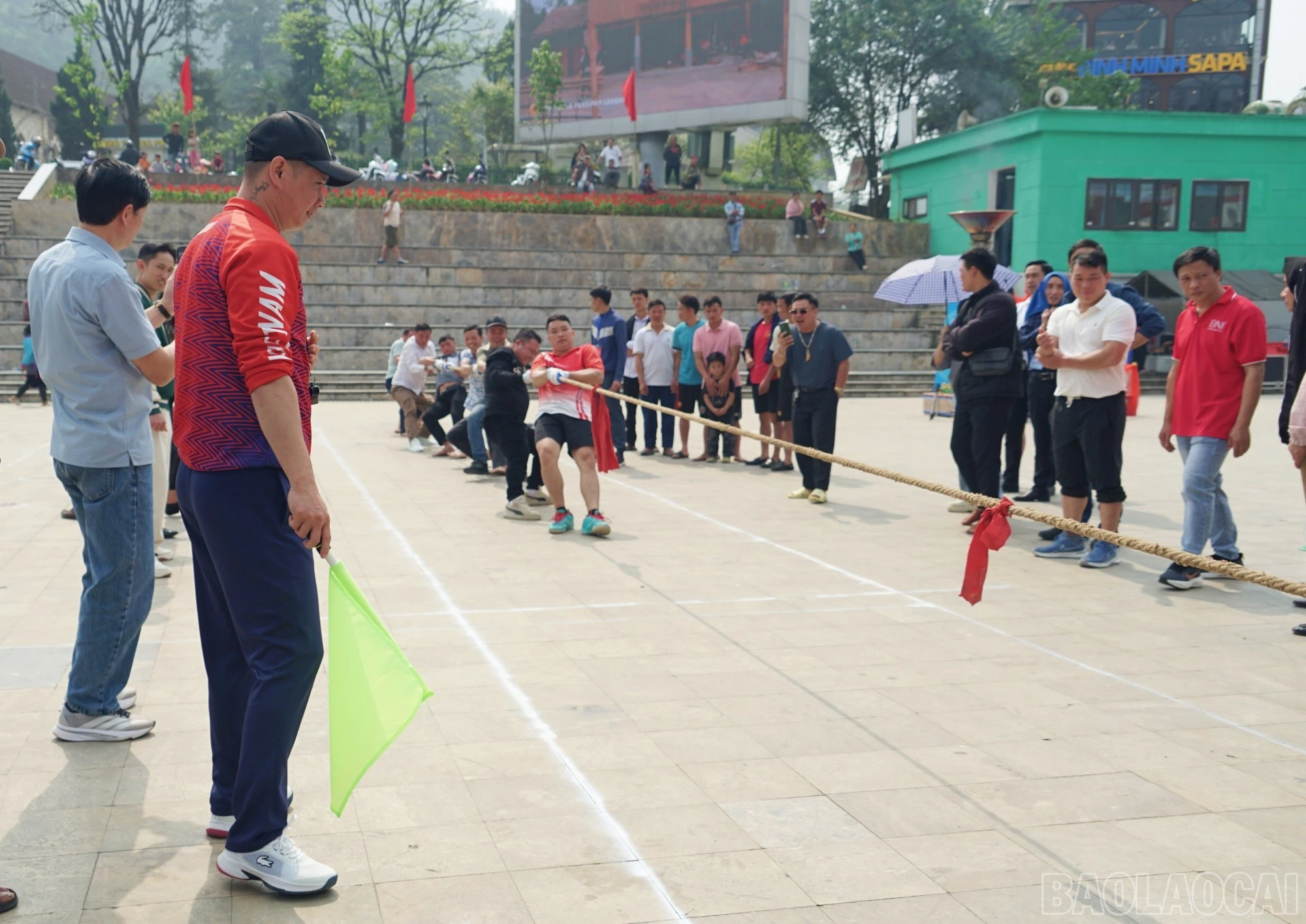 Thi đấu kéo co.