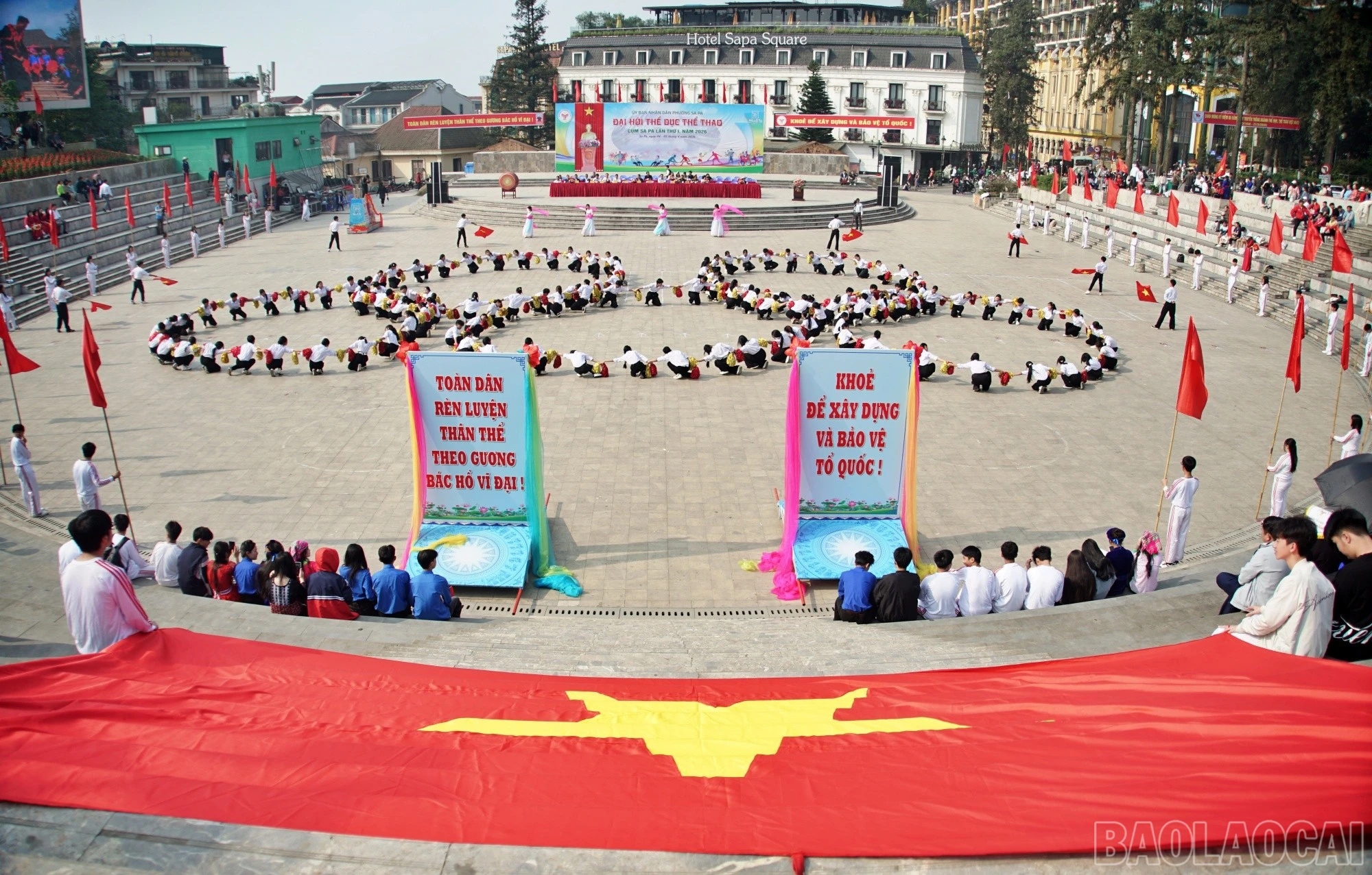 Màn đồng diễn đẹp mắt, ấn tượng của học sinh Trường Phổ thông Dân tộc nội trú Sa Pa.