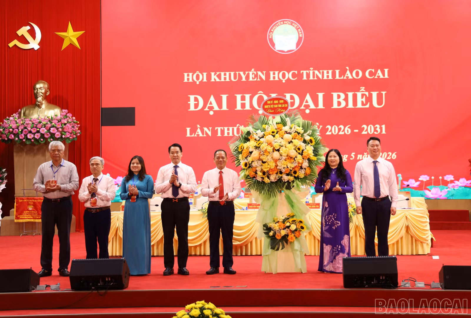 baolaocai-br_trao-hoa-lay.jpg