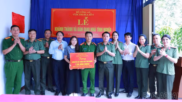 Trao tặng nhà tình nghĩa cho cán bộ Công an xã Si Ma Cai có hoàn cảnh khó khăn