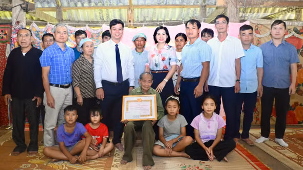 Chủ nhiệm Ủy ban Kiểm tra Tỉnh ủy Nguyễn Minh Toàn trao tặng Huy hiệu 60 năm tuổi Đảng tại nhà cho đảng viên lão thành