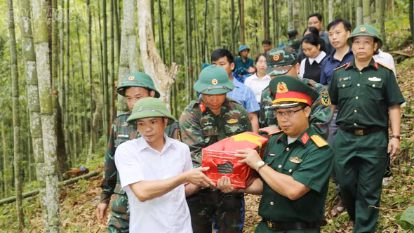 Cất bốc mộ liệt sĩ tại thôn Nậm Pung, xã Mường Hum