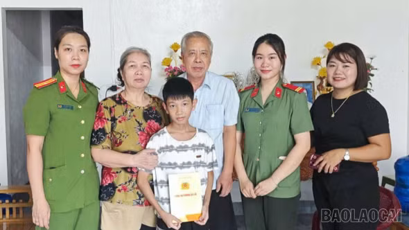 Chi hội Phụ nữ Công an phường Âu Lâu trao 5 suất quà cho học sinh có hoàn cảnh khó khăn dịp đầu năm học mới 