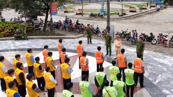 Cảnh sát giao thông Lào Cai tuyên truyền pháp luật về trật tự, an toàn giao thông cho các tổ xe ôm tự quản trước mùa lễ hội