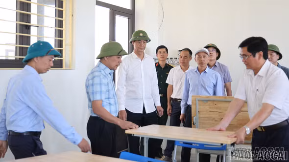 Phó Chủ tịch UBND tỉnh Phan Trung Bá kiểm tra công tác chuẩn bị khai giảng tại Trường Phổ thông nội trú Tiểu học và THCS Y Tý