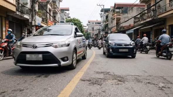 Ô tô đè vạch vàng liền nét, chưa lấn làn: Có bị phạt?