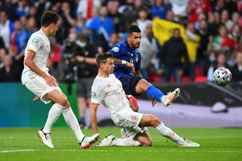 Lần tái đấu này, cả ĐT Italia (áo sẫm) lẫn ĐT Tây Ban Nha đều thiếu vắng nhiều trụ cột vì chấn thương