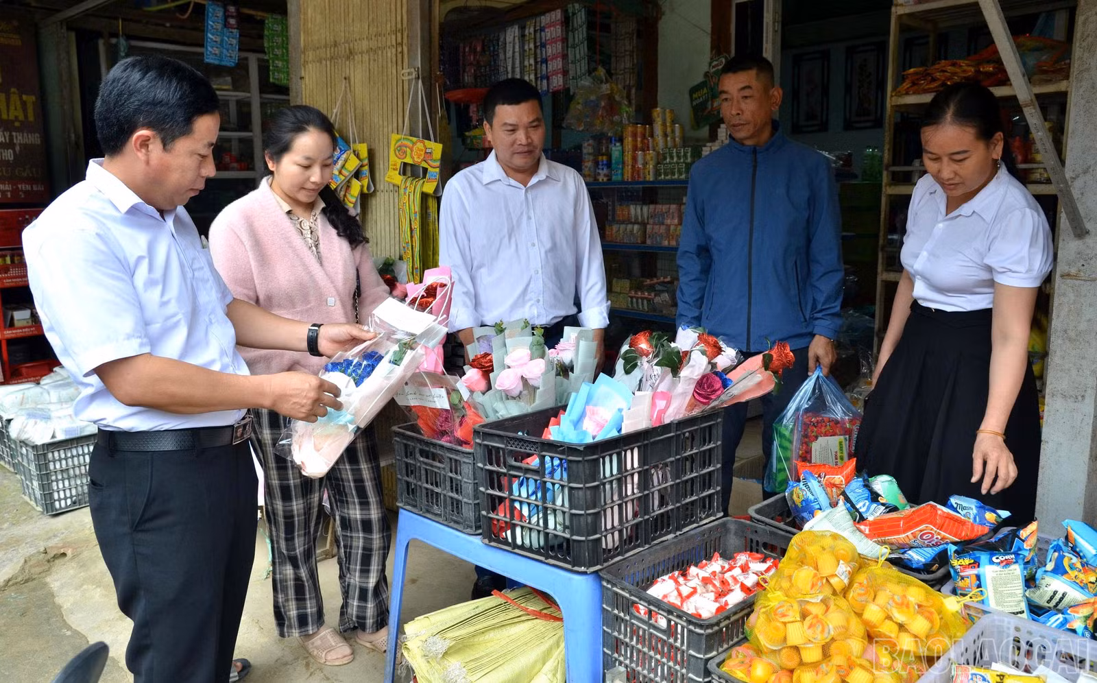 Nhiều hộ gia đình ở xã Nậm Có đã có thu nhập trên 100 triệu đồng mỗi năm từ kinh doanh hàng tạp hóa kết hợp trồng rừng, phát triển chăn nuôi.