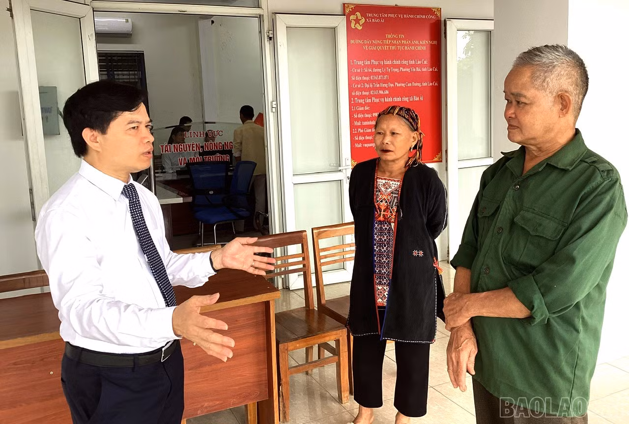 Lãnh đạo xã Bảo Ái nắm tâm tư của người dân khi đến thực hiện thủ tục hành chính tại Trung tâm Phục vụ hành chính công xã.
