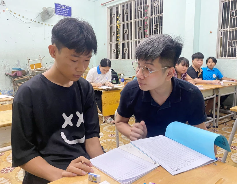 Anh Phạm Thanh Hải, nhân viên Công ty TNHH Apparel Far Eastern Việt Nam (phường Bình Hòa, TP.Thuận An) dạy toán tại LHTT Lái Thiêu