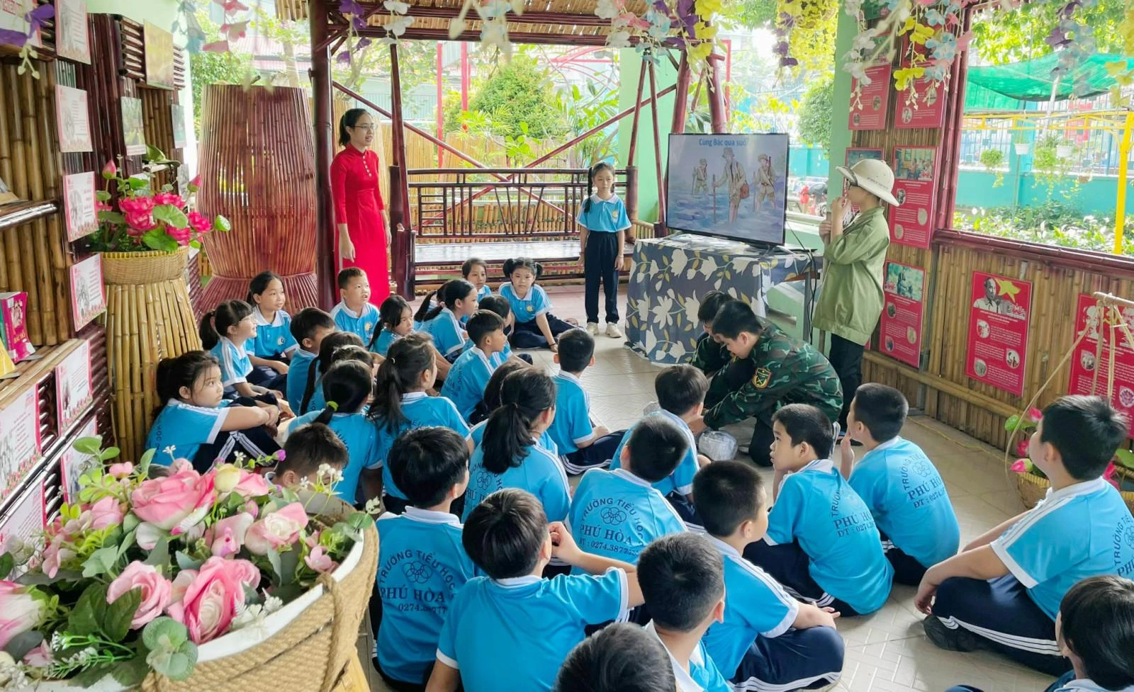 Các em học sinh trường Tiểu học Phú Hòa 3 tham quan, học tập và trải nghiệm tại “Không gian văn hóa Bác Hồ” của nhà trường