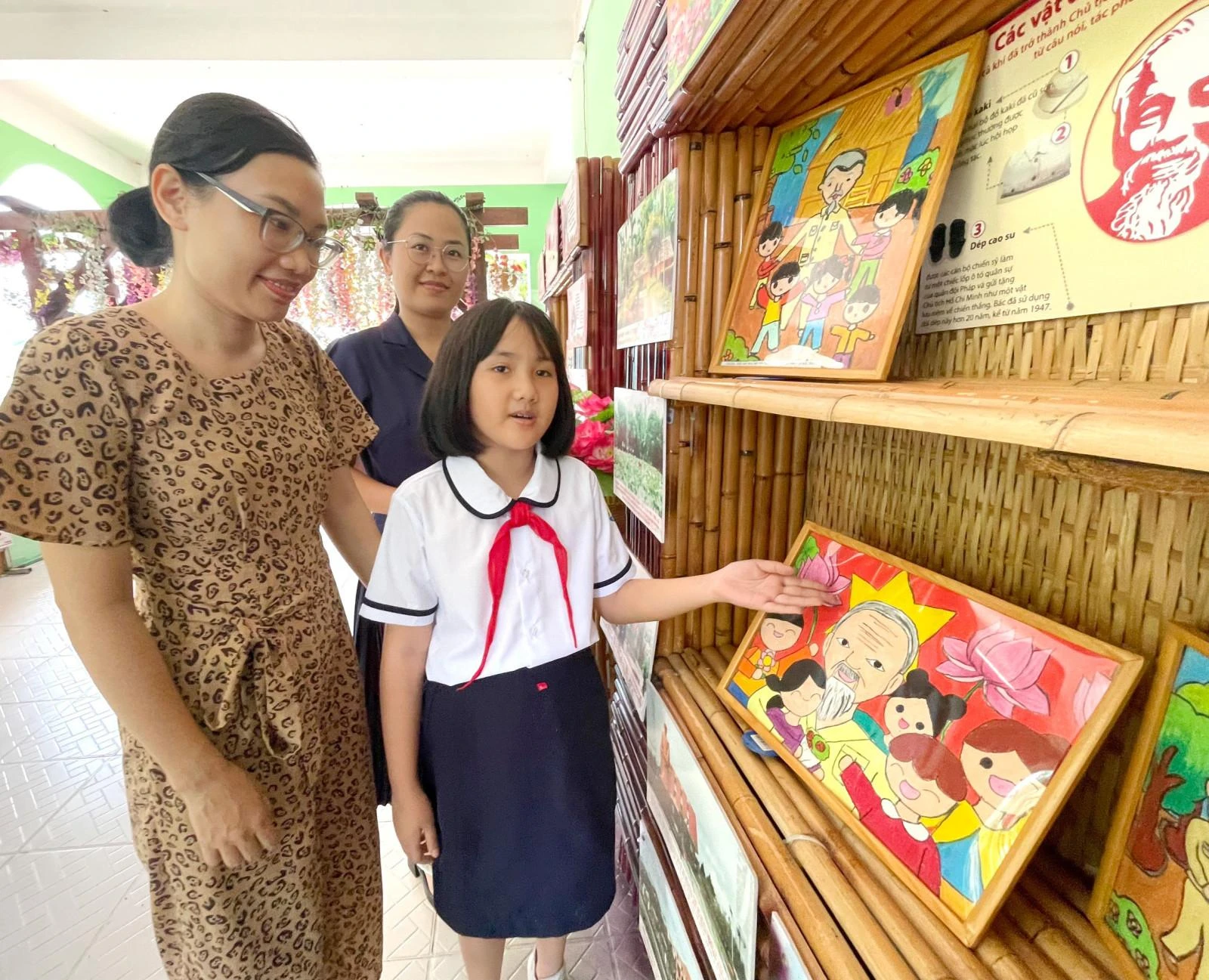Em Nguyễn Thảo Nguyên, học sinh lớp 4/6 trường Tiểu học Phú Hòa 3 giới thiệu bức tranh Bác Hồ do chính em vẽ