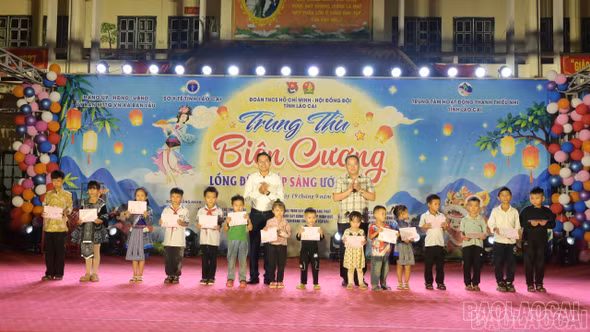 Nhiều phần quà ý nghĩa được trao tại chương trình "Đêm hội trăng rằm - Lồng đèn thắp sáng ước mơ"