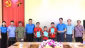 Liên đoàn Lao động tỉnh tặng quà Tết Trung thu cho trẻ em mồ côi là con đoàn viên, người lao động