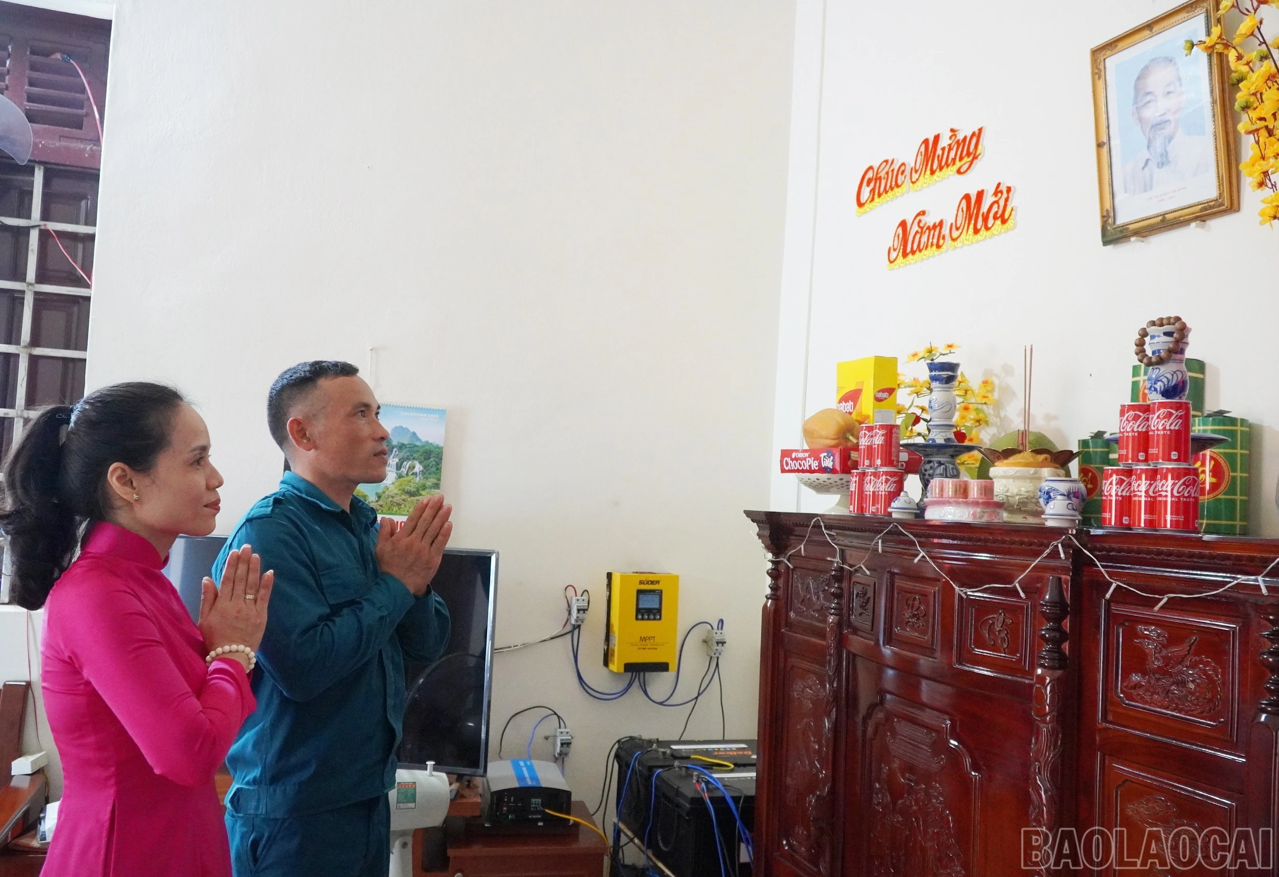 baolaocai-br_4vo-chong-anh-tam-chi-dieu-dang-huong-len-ban-tho-bac-ho-tai-gia-dinh.jpg