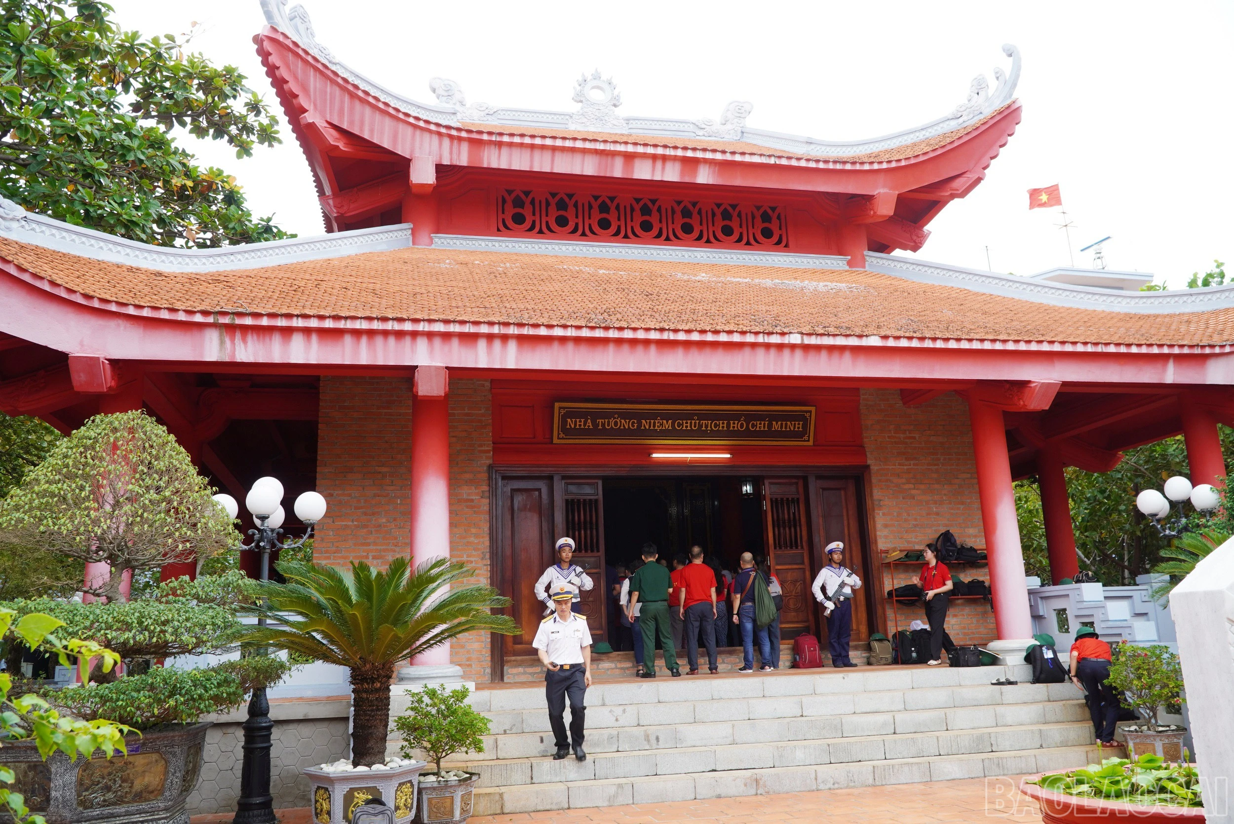 baolaocai-br_1nha-tuong-niem-bac-ho-o-dao-truong-sa.jpg