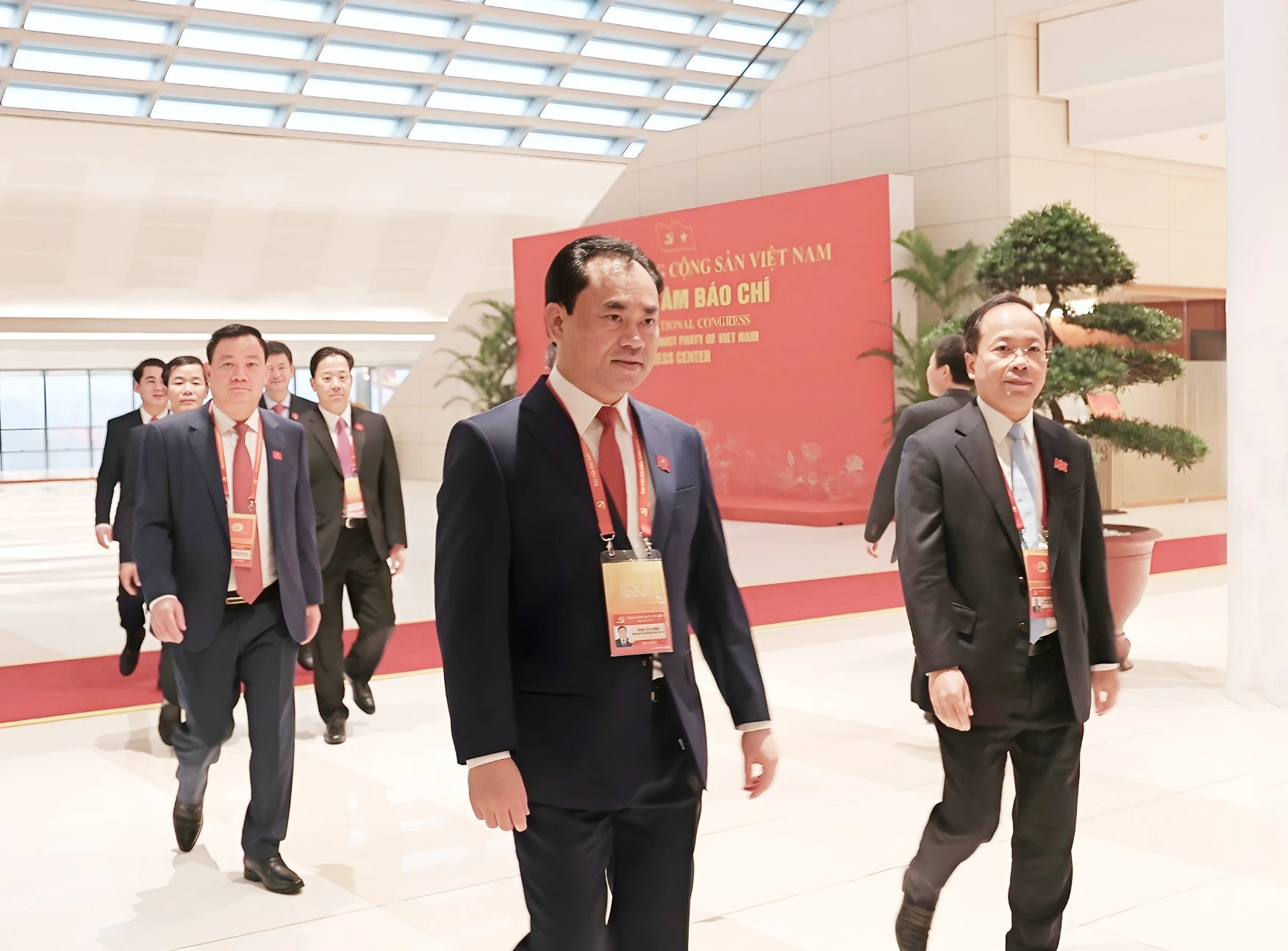 Đồng chí Trịnh Việt Hùng, Uỷ viên dự khuyết Ban Chấp hành Trung ương Đảng, Bí thư Tỉnh ủy, Chủ tịch HĐND tỉnh Lào Cai đến Trung tâm hội nghị quốc gia dự phiên họp trù bị. (Ảnh: Thành Phú, Báo và Phát thanh - Truyền hình Lào Cai)