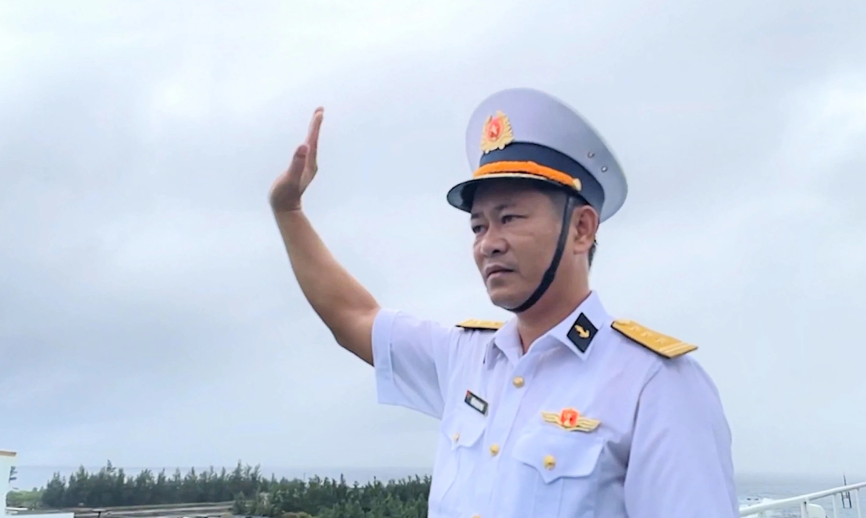 1thuong-ta-tran-quang-phu-dung-duoi-mua-vay-tay-chao-quan-dan-dao-truong-sa-1.jpg