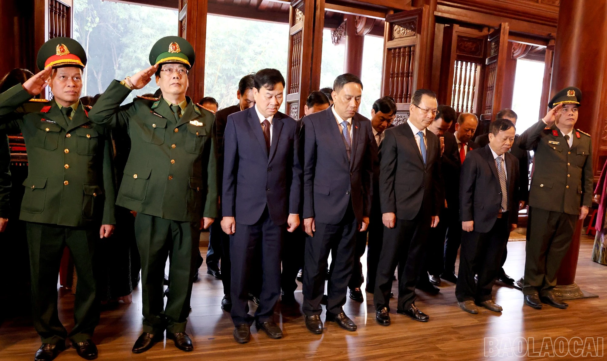 baolaocai-br_doan-dai-bieu-tinh-tuong-nho-chu-tich-ho-chi-minh.jpg