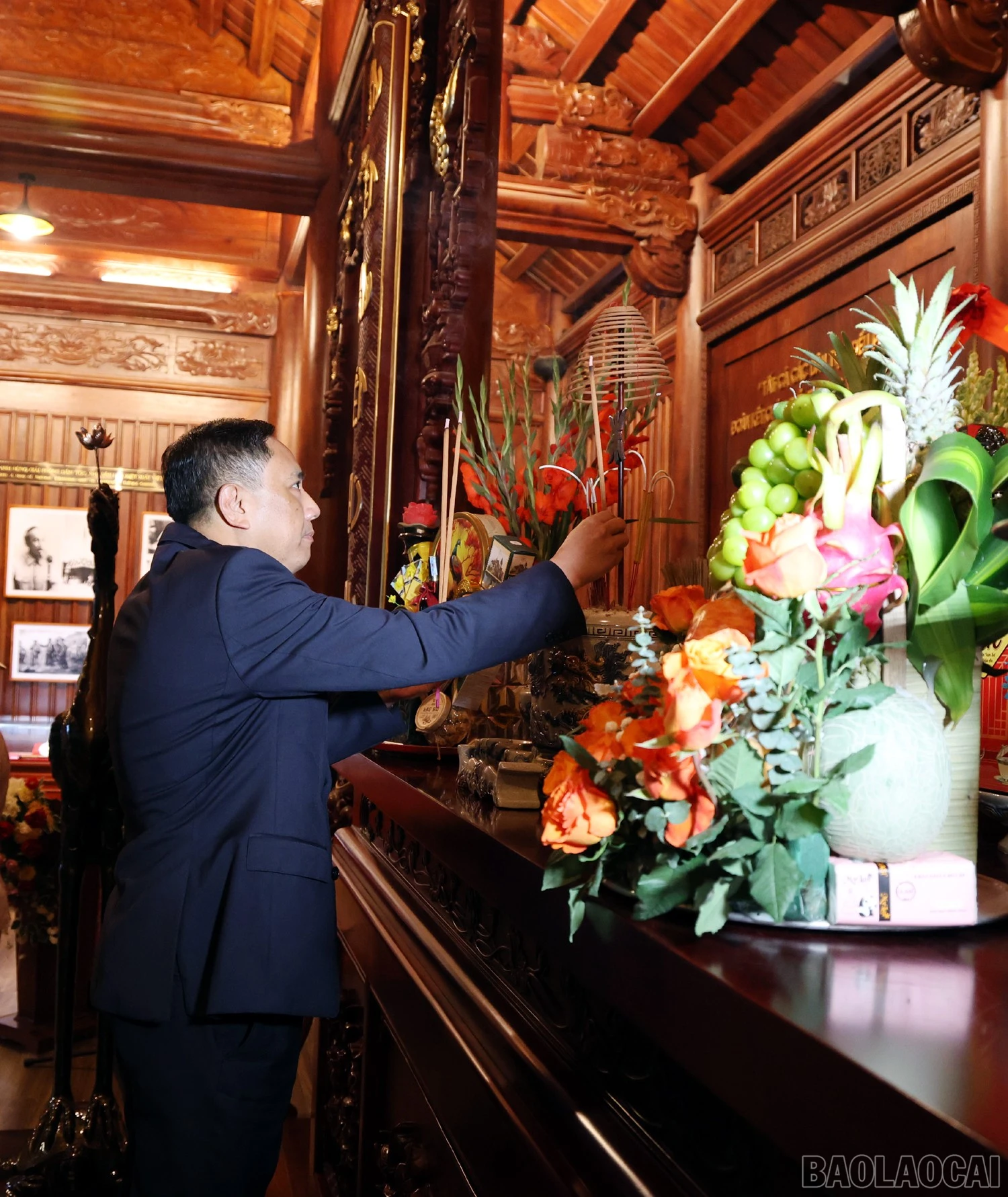 baolaocai-br_dong-chi-hoang-giang-dang-huong-tuong-nho-chu-tich-ho-chi-minh.jpg
