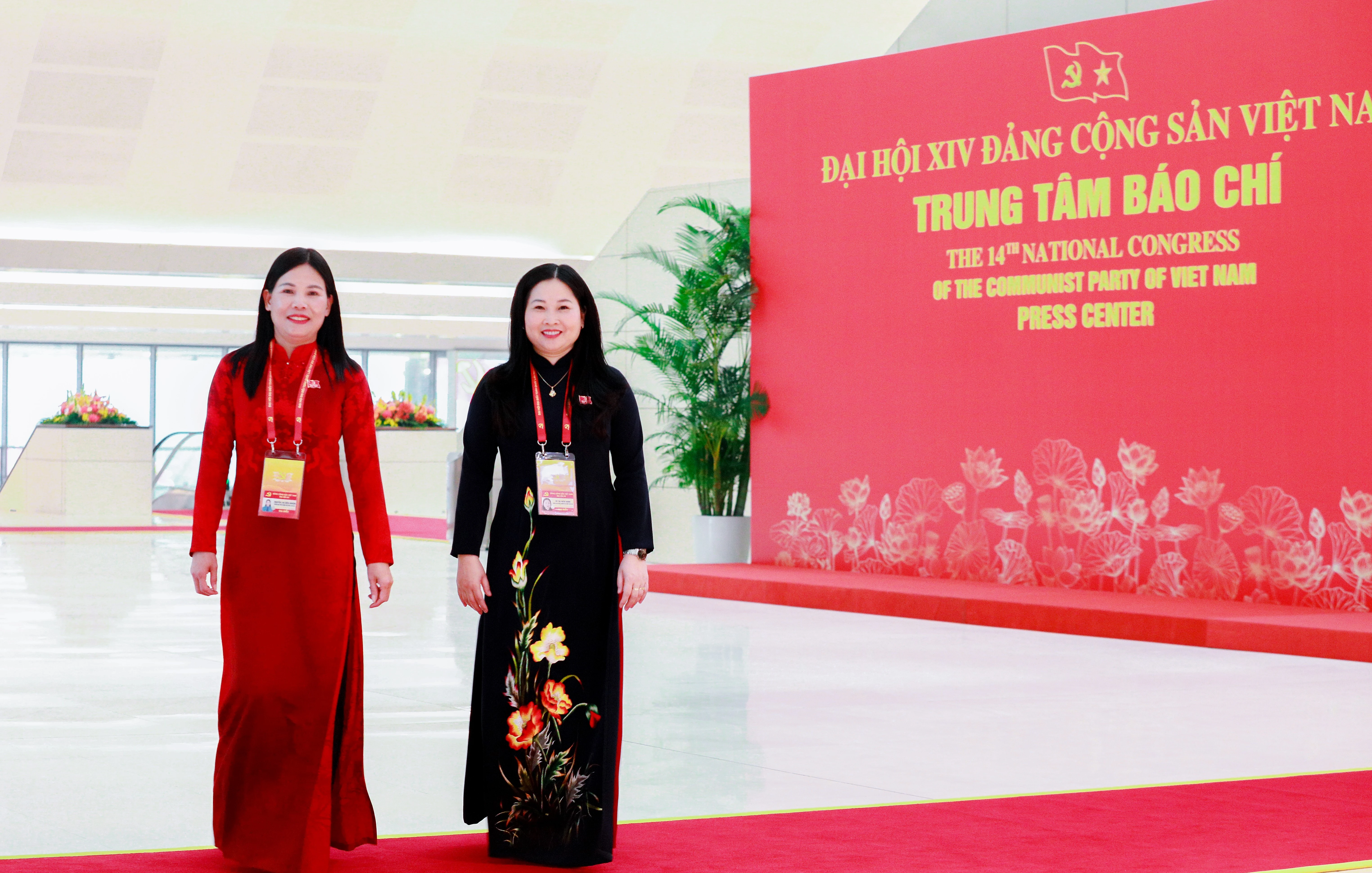 Các đại biểu Đoàn đại biểu Đảng bộ tỉnh Lào Cai đến Trung tâm Hội nghị quốc gia dự phiên trù bị. (Ảnh: Thành Phú, Báo và Phát thanh - Truyền hình Lào Cai)