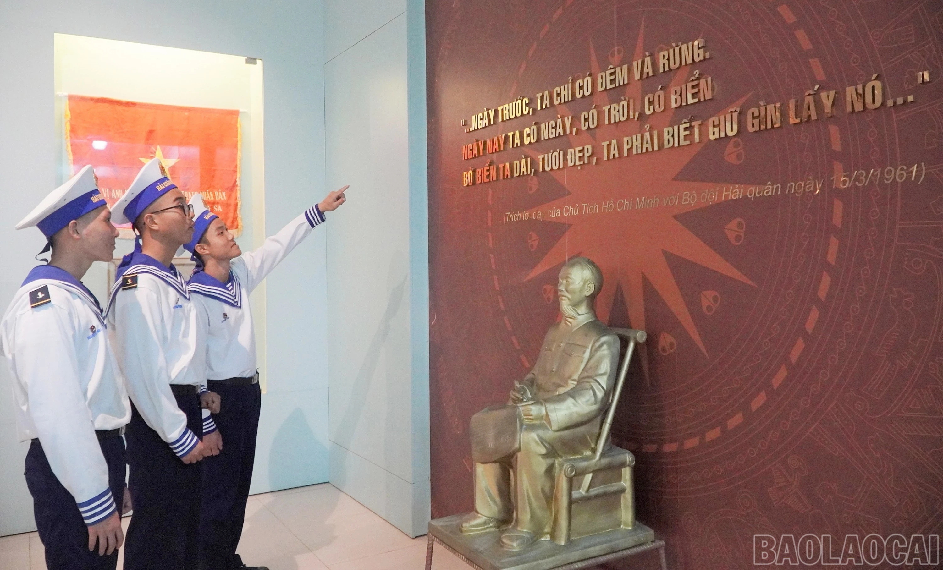 baolaocai-br_1chien-si-truong-van-quyen-va-huynh-ngoc-thach-cung-dong-doi-doc-loi-day-cua-bac-tai-nha-truyen-thong-truong-sa.jpg