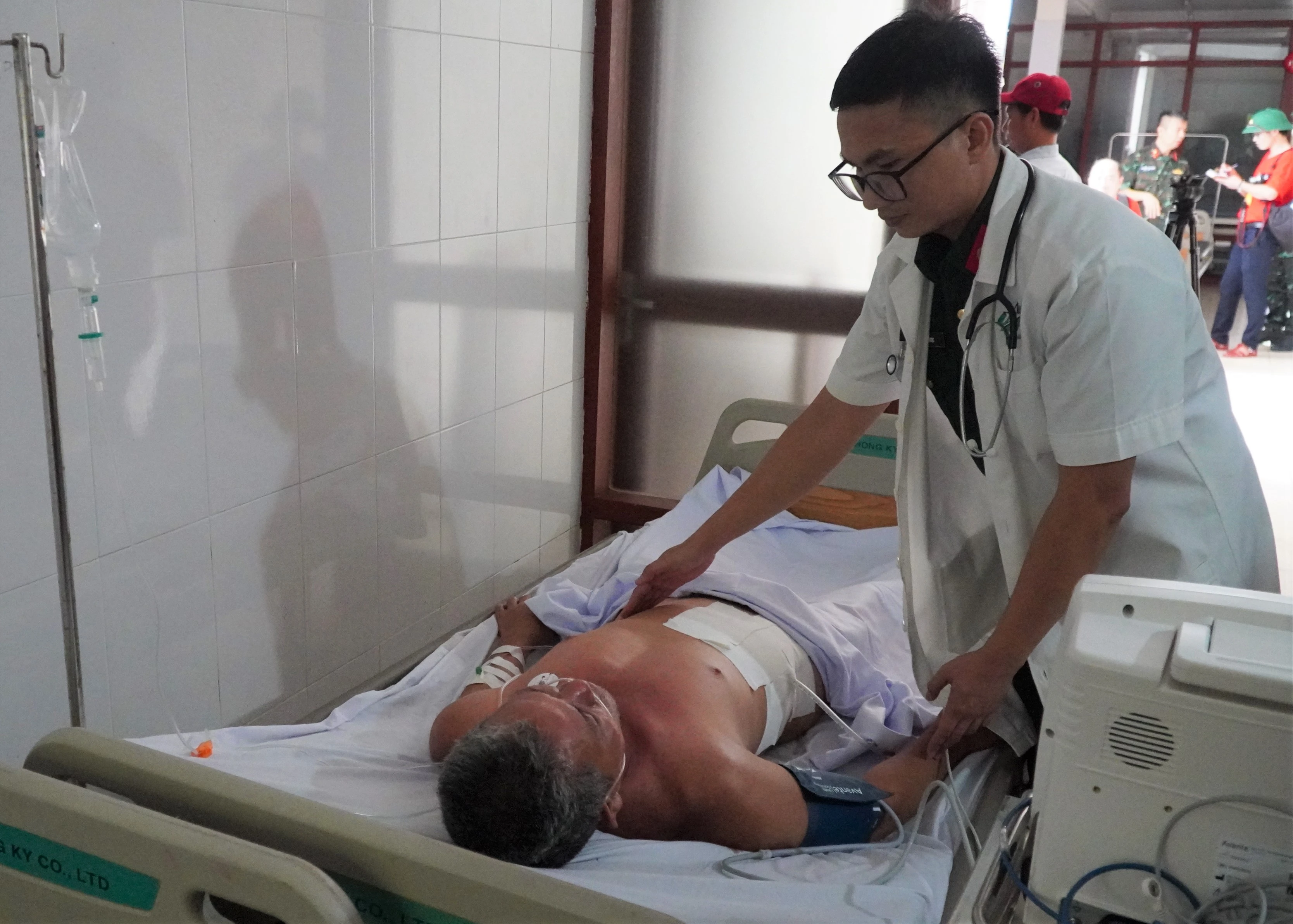 2nguoi-dan-tren-dao-ngu-dan-luon-duoc-doi-ngu-y-bac-si-quan-tam-cham-soc-suc-khoe-mien-phi-2.jpg