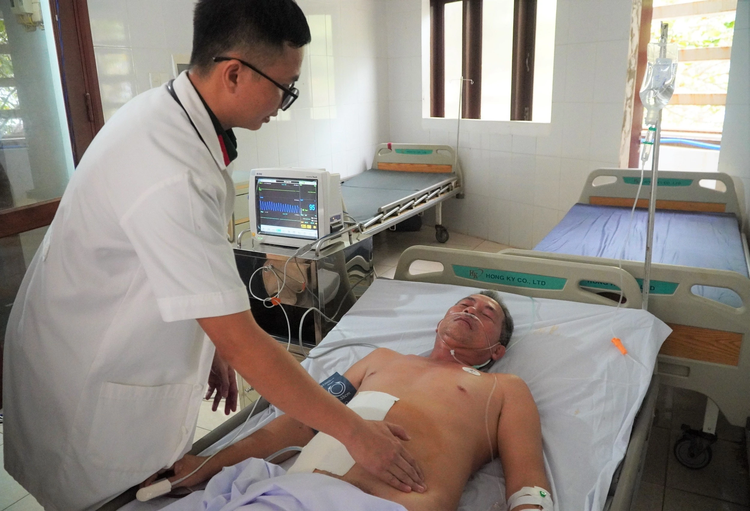 2nguoi-dan-tren-dao-ngu-dan-luon-duoc-doi-ngu-y-bac-si-quan-tam-cham-soc-suc-khoe-mien-phi-3.jpg