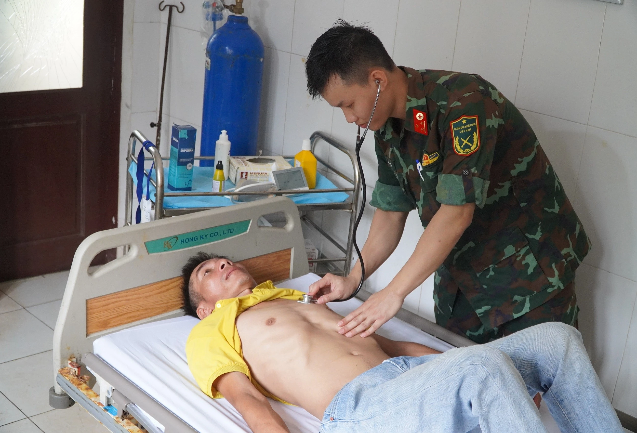 1bac-si-thuong-uy-hoang-van-tuan-kham-benh-cho-nguoi-dan-tren-dao-truong-sa.jpg