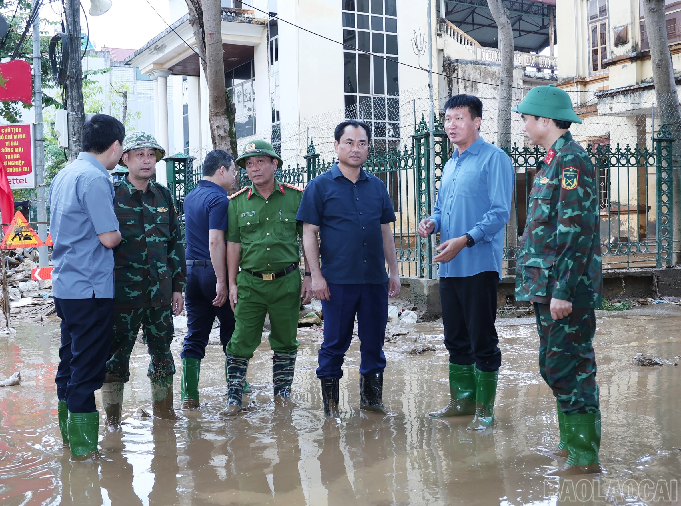 Đồng chí Bí thư Tỉnh ủy và đồng chí Chủ tịch UBND tỉnh chỉ đạo các địa phương tập trung khắc phục hậu quả, dọn dẹp vệ sinh đường giao thông, trường học, trạm y tế một cách nhanh nhất.