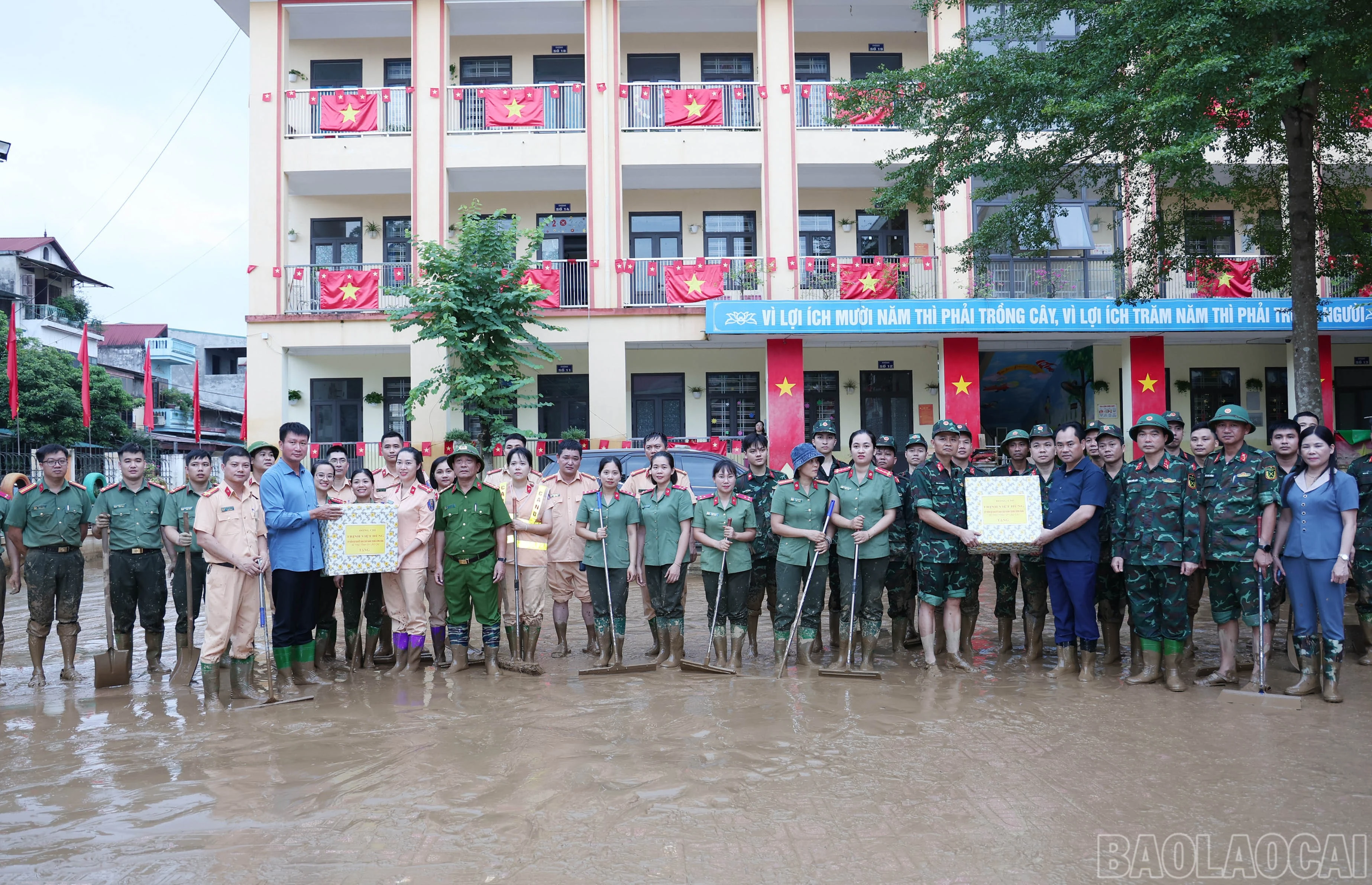 Đồng chí Bí thư Tỉnh ủy và đồng chí Chủ tịch UBND tỉnh tặng quà động viên lực lượng giúp khắc phục hậu quả mưa lũ tại Trường Tiểu học Hồng Thái, phường Yên Bái.