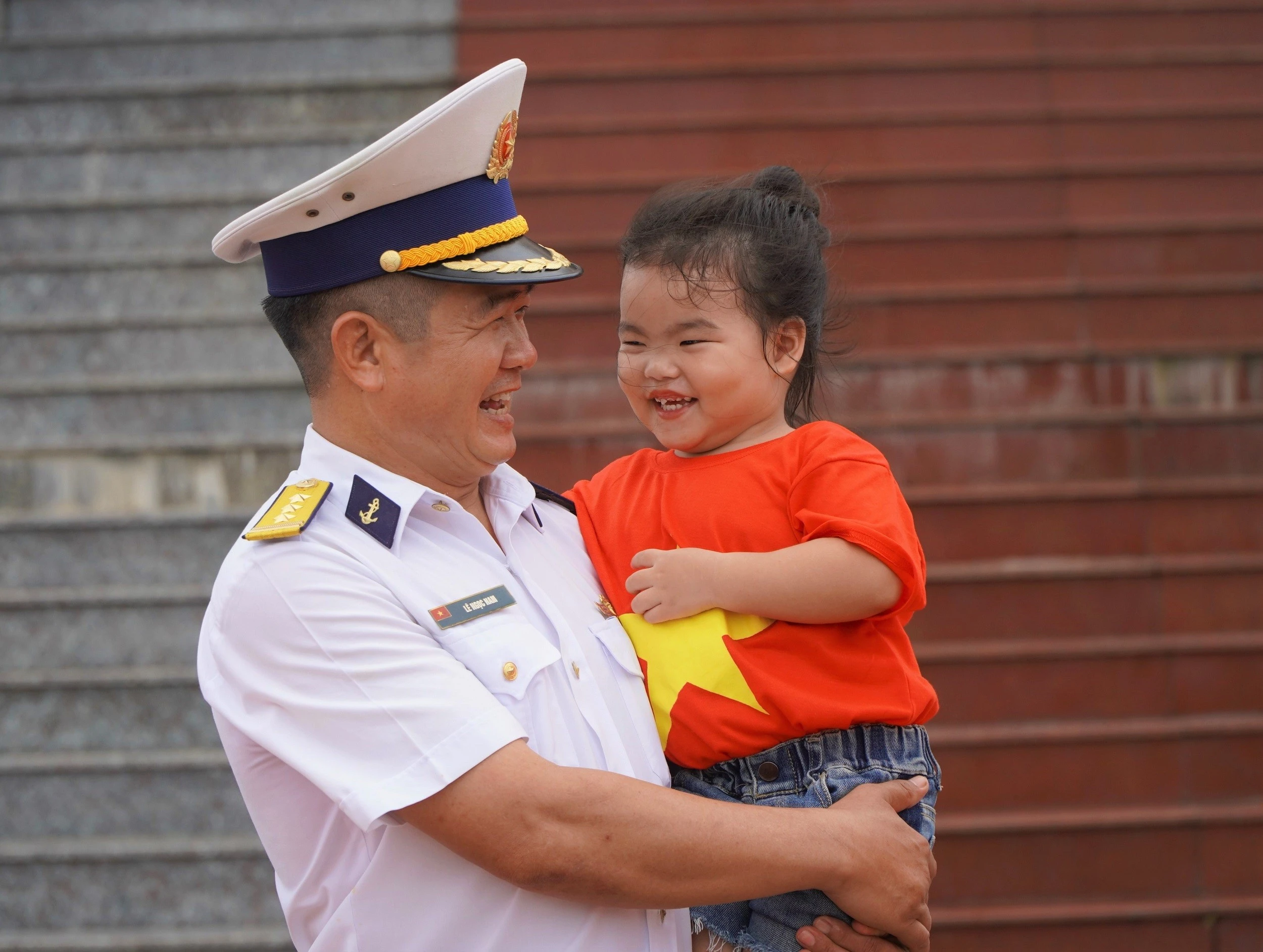 2336096em-be-tren-dao-da-tay-a-va-chu-bo-doi-hai-quan.jpg