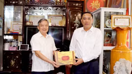 Phó Bí thư Thường trực Tỉnh ủy Hoàng Giang thăm, tặng quà các đồng chí nguyên lãnh đạo tỉnh nhân dịp Quốc khánh 2/9