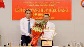 Phó Bí thư Thường trực Tỉnh ủy Hoàng Giang dự Lễ trao tặng Huy hiệu Đảng tại Ban Tổ chức Tỉnh ủy 